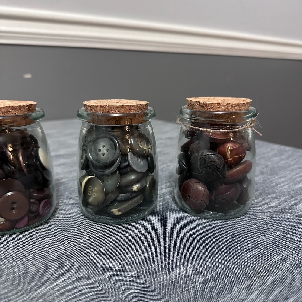 Lot Jar of buttons variety of sizes about an 8 Jars - Picture 6 of 6
